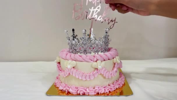 Торт День Народження Свічками Вогнями Красивою Срібною Короною — стокове відео