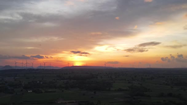 Turbina Wiatrowa Wytwarzania Energii Elektrycznej Energii Wiatrowej Pięknym Niebie Chmurach — Wideo stockowe