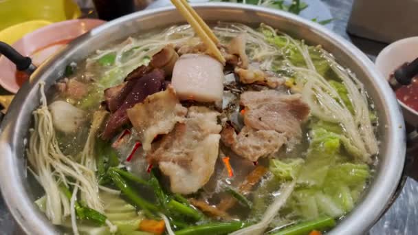 Moo Kratha Είναι Ένα Δημοφιλές Ταϊλανδέζικο Πιάτο Που Διαθέτει Βόειο — Αρχείο Βίντεο