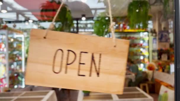 Otevřená Cedule Dveřích Kavárny Restaurace Pohybovala Sem Tam — Stock video
