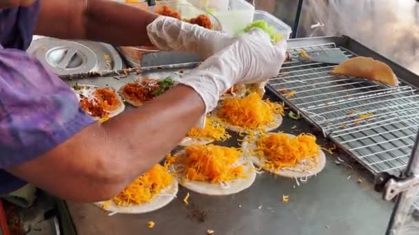 Pancake Renyah Thailand Ditaburi Dengan Potongan Kuning Telur Atau Khanom — Stok Video