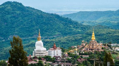 Wat Phra that Pha Son Kaew, geniş manzaralı dağ manzaralı ve bulutlu olduğunda gökyüzü. Burası turistler için popüler bir yer..