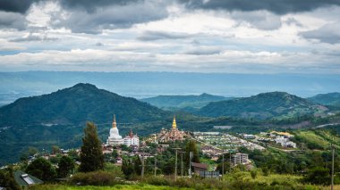 Wat Phra that Pha Son Kaew, geniş manzaralı dağ manzaralı ve bulutlu olduğunda gökyüzü. Burası turistler için popüler bir yer..