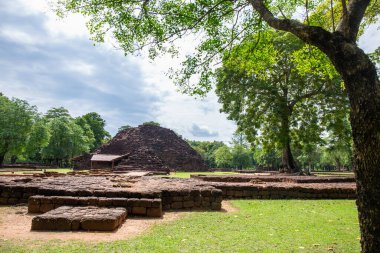 Phra Prang in Si Thep tarihi parkında. Phetchabun Eyaleti, Tayland 'da Dvaravati döneminde bir mimari..