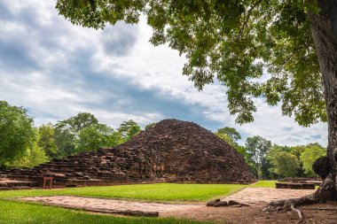 Phra Prang in Si Thep tarihi parkında. Phetchabun Eyaleti, Tayland 'da Dvaravati döneminde bir mimari..