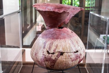 Ban Non Wat medeniyet sahasında cam bir vazoda Terracotta vazosu, 4000 yıldan daha eski, Bronz Yaş 2, Non Sung Bölgesi, Nakhon Ratchasima, Tayland.