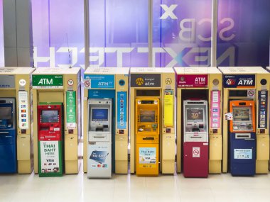 BANGKOK, THAILAND - 3 Eylül 2023 Bangkok, Tayland 'da bir alışveriş merkezi olan Paragon AVM' de para çekmek ve mali işlemleri yönetmek için ATM 'ler.