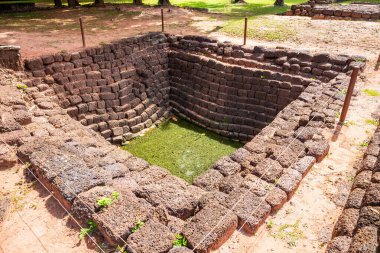 Sri Thep Tarih Parkı, Phetchabun, Tayland 'daki antik Dvaravati döneminden kalma kayalardan yapılmış bir gölet..