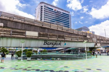 BANGKOK, THAILAND - 3 Eylül 2023: Şehrin ortasındaki MBK alışveriş merkezinin önünde üzerinde logo bulunan köprü ve sanatçıların doğum günü reklamları için popüler bir yer.