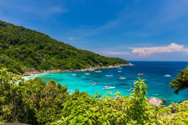 Similan Adası hız teknesiyle birçok tekne turistleri yüksek mevsimde nakletmek için bekliyor, Phang Nga Eyaleti, Tayland.