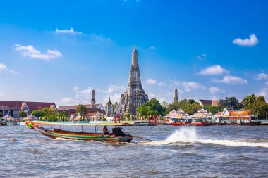 Chao Phraya Nehri ile Wat Arun ve öndeki tekneler dünyanın dört bir yanındaki turistler için popüler bir yer. Bangkok Tayland