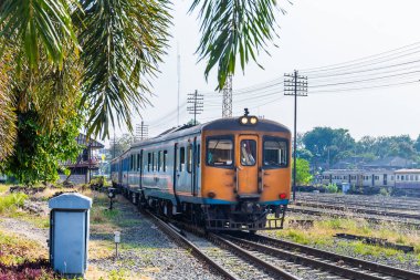 Klasik dizel tren yolcuları ve turistleri Tayland 'a götürüyor..
