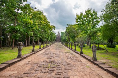 Phanom Rung Tarih Parkı Phanom Rung Dağı gömü bölgesinde kaya tarafından inşa edildi.