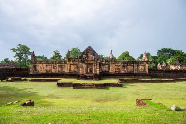 Prasat Muang Tam ya da Muang Tam şatosu, Tayland 'da Buriram' daki Prasat Phanomrung Tarihi Parkı yakınlarında fantastik bir arkeoloji sahası..