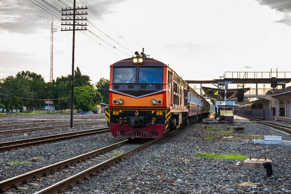 Klasik dizel trenleri Tayland 'daki tren istasyonlarında yolcu ve turistleri taşır..