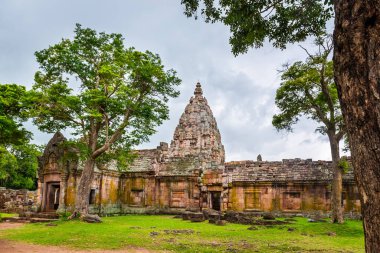 Phanom Rung Tarihi Parkı, Tayland 'da Phanom Rung Dağı' nın gömü bölgesinde antik ve gizemli bir şehir.