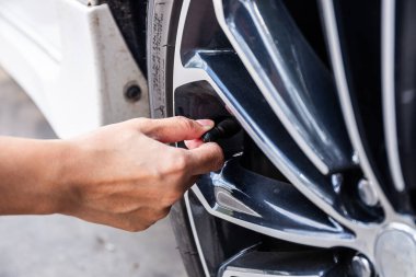 Elin Yakın Çekimi araba lastiği basınç ölçümü için hava prizini açın