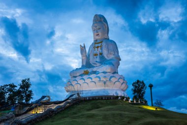 Huai Pla Kang Tapınağındaki Kuan Yin 'in büyük heykeli, Chiang Rai, Tayland