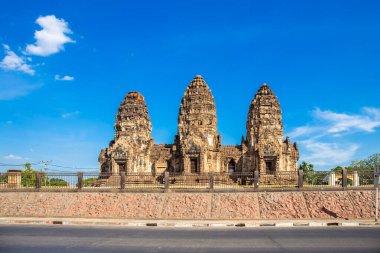 Phra Sam Yot tapınağını maymunla donattı, Lopburi, Tayland 'da antik mimari.