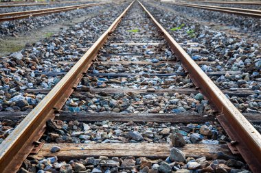 Geleneksel ahşap ve taşlı eski tren rayları