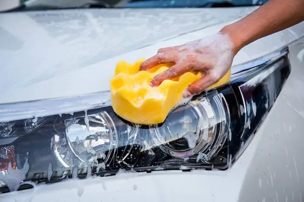 Γυναικείο Χέρι Κίτρινο Σφουγγάρι Πλύσιμο Των Προβολέων Σύγχρονο Αυτοκίνητο Τον — Φωτογραφία Αρχείου