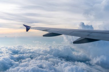 Gün boyunca gökyüzünde birçok bulutlu uçak kanatları.