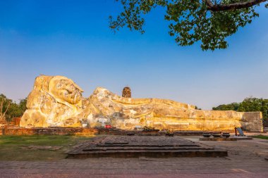 Wat Lokayasutharam 'da uzanan büyük beyaz Buda heykeli. Ayutthaya Tarihi Parkı, Tayland