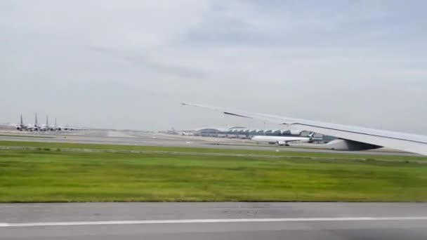 飞机翼 在机场起飞时从窗户看 免版税图库视频片段