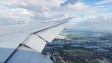 Uçak kanadı, uçak havaalanına inerken pencereden görüş..