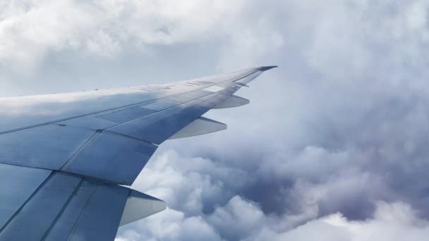 Skrzydło Samolotu Widok Okna Pięknym Niebem Chmury — Wideo stockowe