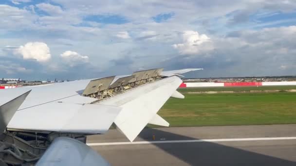 飞机机翼 当飞机降落在机场时 从窗户望去 图库视频片段
