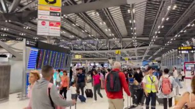 Bangkok, Tayland - 12 Kasım 2023 Suvarnabhumi Havalimanı 'ndaki birçok kişi ülkeden ayrılıp Tayland' a gelmeye hazırlanıyordu..