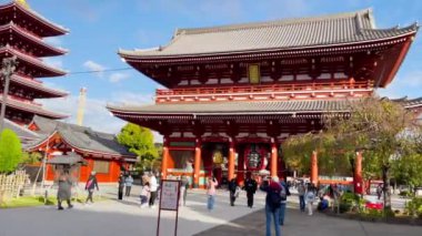 Tokyo, Japonya - 13 Kasım 2023: Sensoji Tapınağı 'nda turistler ve hacılar sabahı sembolize eden büyük kırmızı fener Asakusa Tokyo' nun önemli bir simgesidir..