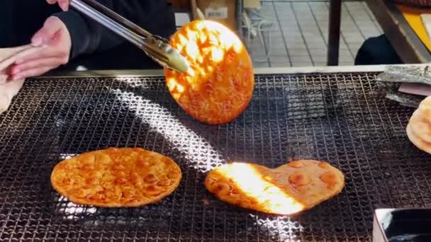 Woman Grills Senbei Traditional Charcoal Grill Food Street Front Ban — Stock Video