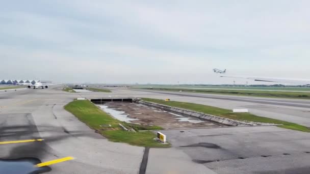 飞机联队 从窗口望去 等着在机场起飞 其他的飞机排成一排 图库视频片段