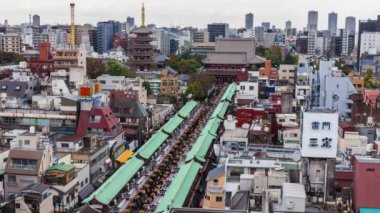 Tokyo, Japonya - 13 Kasım 2023: Timelapse Turistler ve Sensoji Tapınağındaki hacılar Sabahı simgeleyen büyük kırmızı fener Asakusa Tokyo 'da önemli bir dönüm noktasıdır.