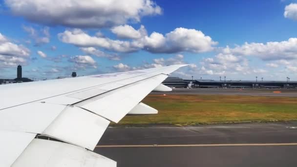 Letoun Křídlo Pohled Okna Zatímco Letadlo Přistává Letišti Stock Video