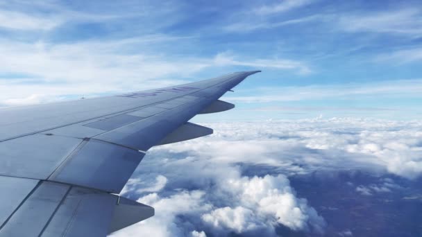 飞机翼 从窗户看到美丽的天空和云彩 图库视频片段