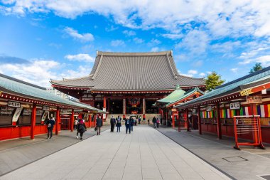 Asakusa, Tokyo, Japonya - 13 Kasım 2023: Büyük kırmızı fenerlerle sembolize edilen Sensoji Tapınağı 'ndaki sabah turistleri ve hacılar popüler bir tatil beldesidir..