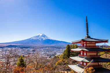 Chureito Red Pagoda, Japonya 'nın bir sembolü olarak kabul edilen popüler ve ünlü bir yer olan Fuji Dağı' nın güzel arka planına sahip beş katlı bir pagoda..