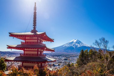 Chureito Red Pagoda, Japonya 'nın bir sembolü olarak kabul edilen popüler ve ünlü bir yer olan Fuji Dağı' nın güzel arka planına sahip beş katlı bir pagoda..