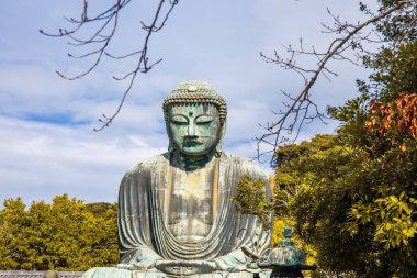 Japonya 'nın Kanagawa bölgesindeki Kotokuin Tapınağı' nda bulunan Daibutsu ya da Kamakura 'nın Büyük Buda' sı yaprakların renk değiştirmesiyle önemli bir dönüm noktası ve turistler ve hacılar için popüler bir yerdir..
