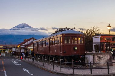 Kawaguchiko İstasyonu birçok tren ve otobüs hattına bağlıdır ve Fuji Dağı 'nın arka planıyla önemli bir turizm merkezidir..