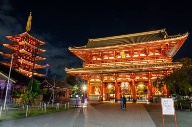 Asakusa, Tokyo, Japonya - 13 Kasım 2023: Sensoji Tapınağı 'ndaki gece turistleri ve hacılar, büyük kırmızı fenerlerle sembolize edilen, popüler bir varış noktasıdır..