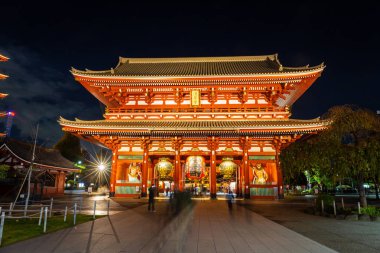 Asakusa, Tokyo, Japonya - 13 Kasım 2023: Sensoji Tapınağı 'ndaki gece turistleri ve hacılar, büyük kırmızı fenerlerle sembolize edilen, popüler bir varış noktasıdır..