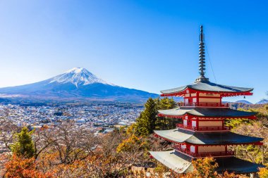 Chureito Red Pagoda, Japonya 'nın bir sembolü olarak kabul edilen popüler ve ünlü bir yer olan Fuji Dağı' nın güzel arka planına sahip beş katlı bir pagoda..