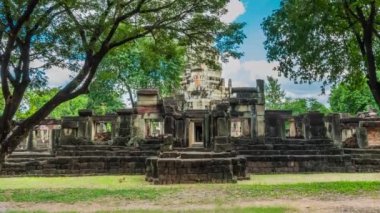 Phanom Wan Kalesi 'nin Zaman Çizelgesi antik çağlarda güzel, açık bir gökyüzü gününde tarihi parkta inşa edildi. Nakhon Ratchasima Eyaleti, Tayland.