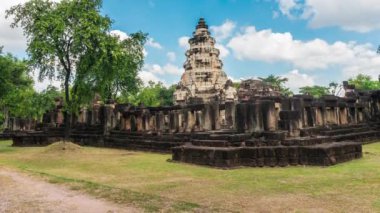 Phanom Wan Kalesi 'nin Zaman Çizelgesi antik çağlarda güzel, açık bir gökyüzü gününde tarihi parkta inşa edildi. Nakhon Ratchasima Eyaleti, Tayland.