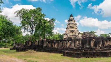 Phanom Wan Kalesi 'nin Zaman Çizelgesi antik çağlarda güzel, açık bir gökyüzü gününde tarihi parkta inşa edildi. Nakhon Ratchasima Eyaleti, Tayland.