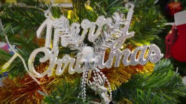 Işıklarla süslenmiş Noel ağacı Kutlama için hediye kutuları ve balolar